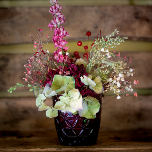 mini bouquet séché jacinthe mûre glypholia rose sauvage dans pot en verre violet