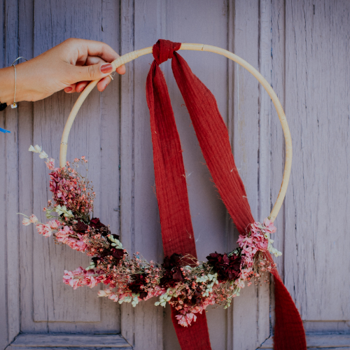couronne de fleurs séchée queue de lièvre blé rose et jacynthe avec ruban rouge en coton