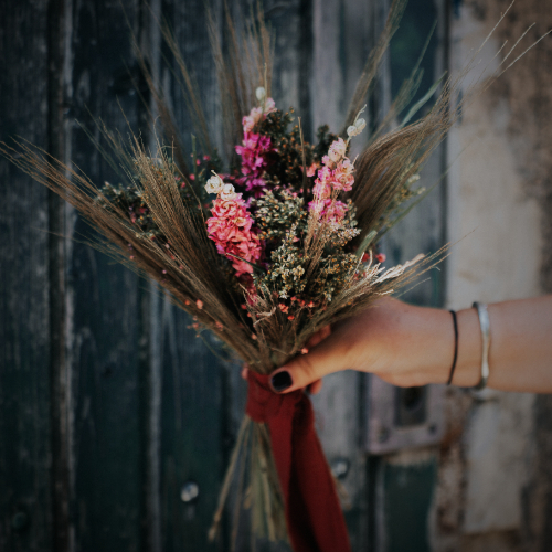 bouquet de fleurs séchées jacynthe rose feuilles de blé et pissenlit avec ruban rouge en coton