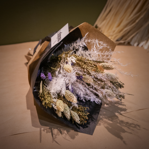 grand bouquet de queue de lièvre pampa lavande blé jacinthe enroulé dans feuille de carton