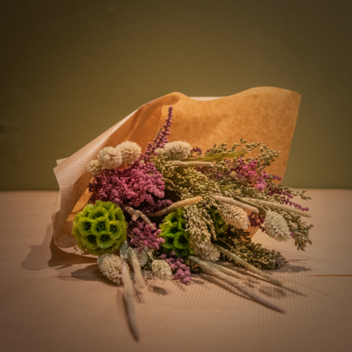 bouquet de queue de lièvre blé jacinthe euphorbe enroulé dans feuille de carton