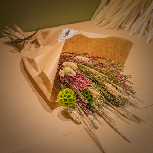 bouquet de queue de lièvre blé jacinthe euphorbe enroulé dans feuille de carton